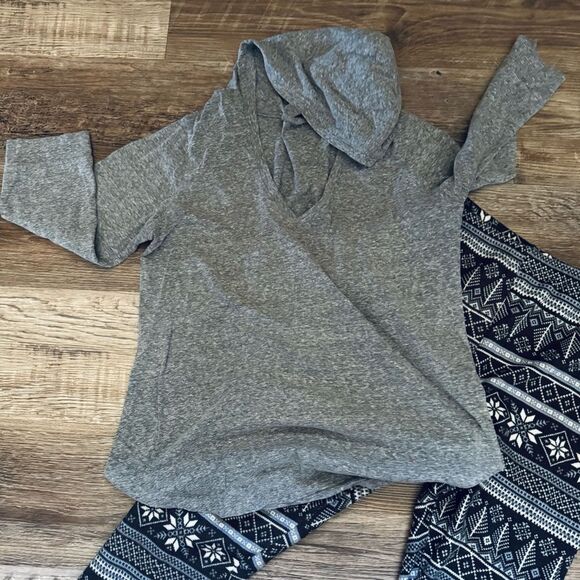 A&I Gray Hooded Top and Patterned Leggings Lounge Set Size Large/XL - Picture 2 of 9